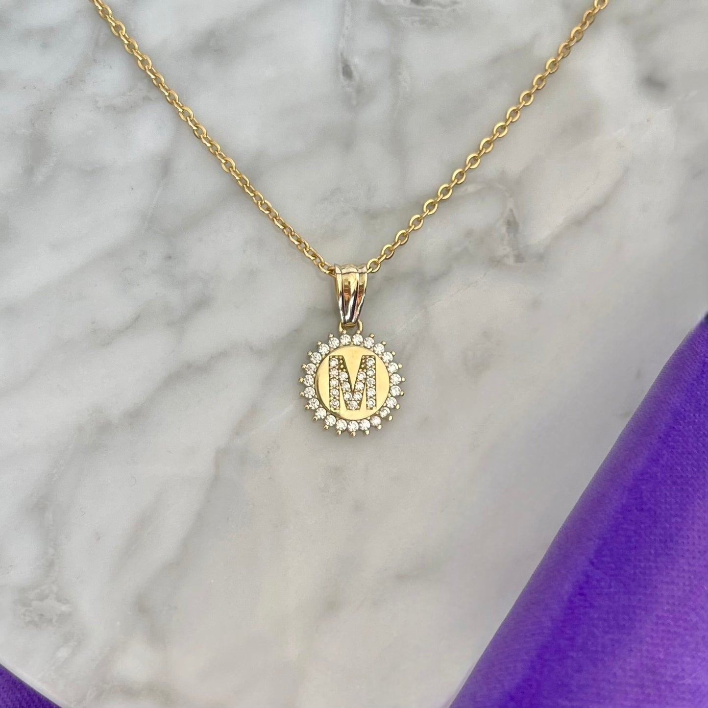 Dije Medalla con Brillos Inicial "M" Oro 10k