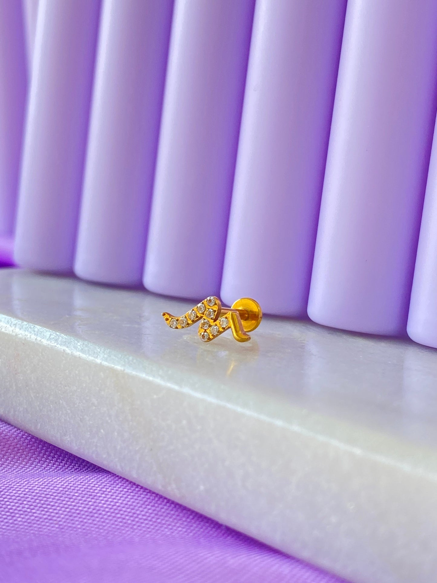 Serpiente Dorada Brillosa Titanio Diseño