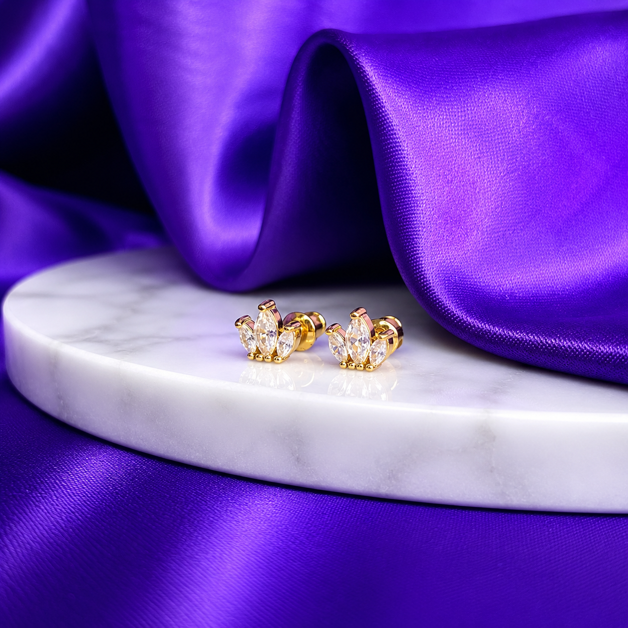 Broquel Corona Tres Pétalos Chapa de Oro 22k