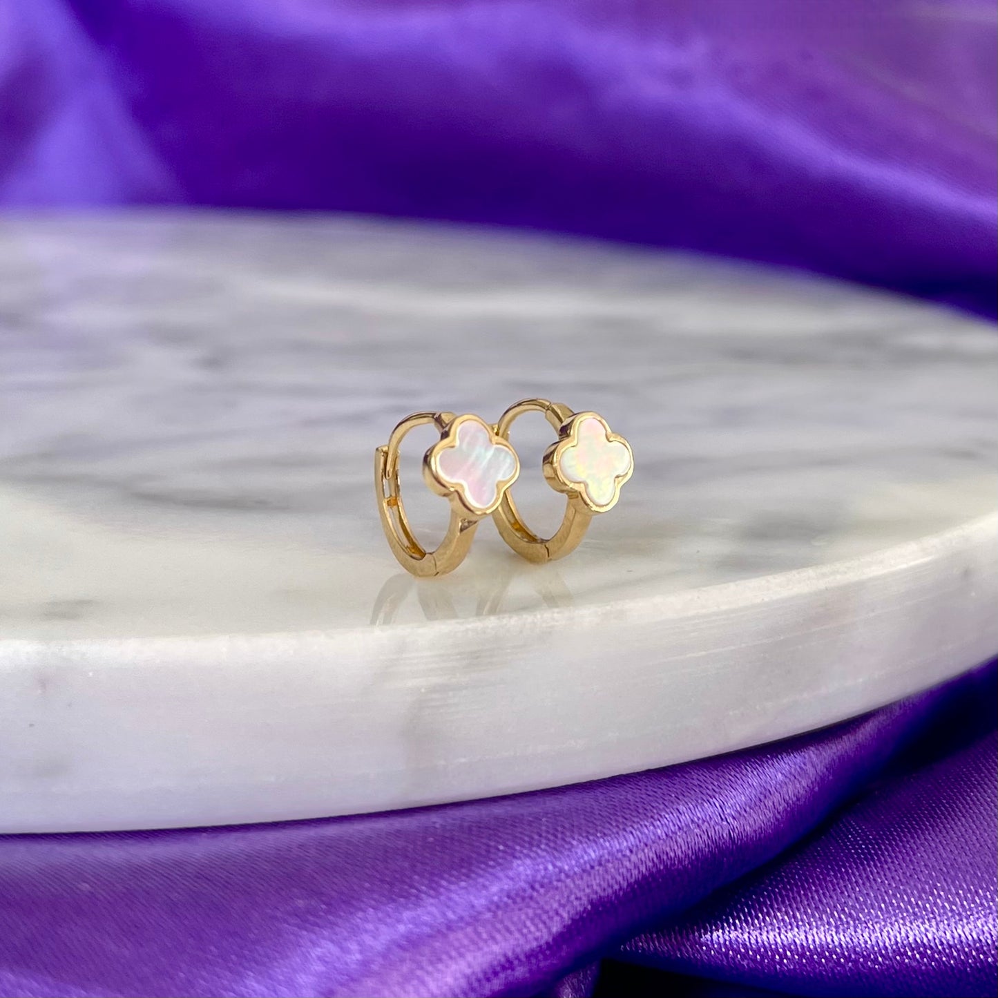 Hoop Trebol Madre Perla Oro 10k